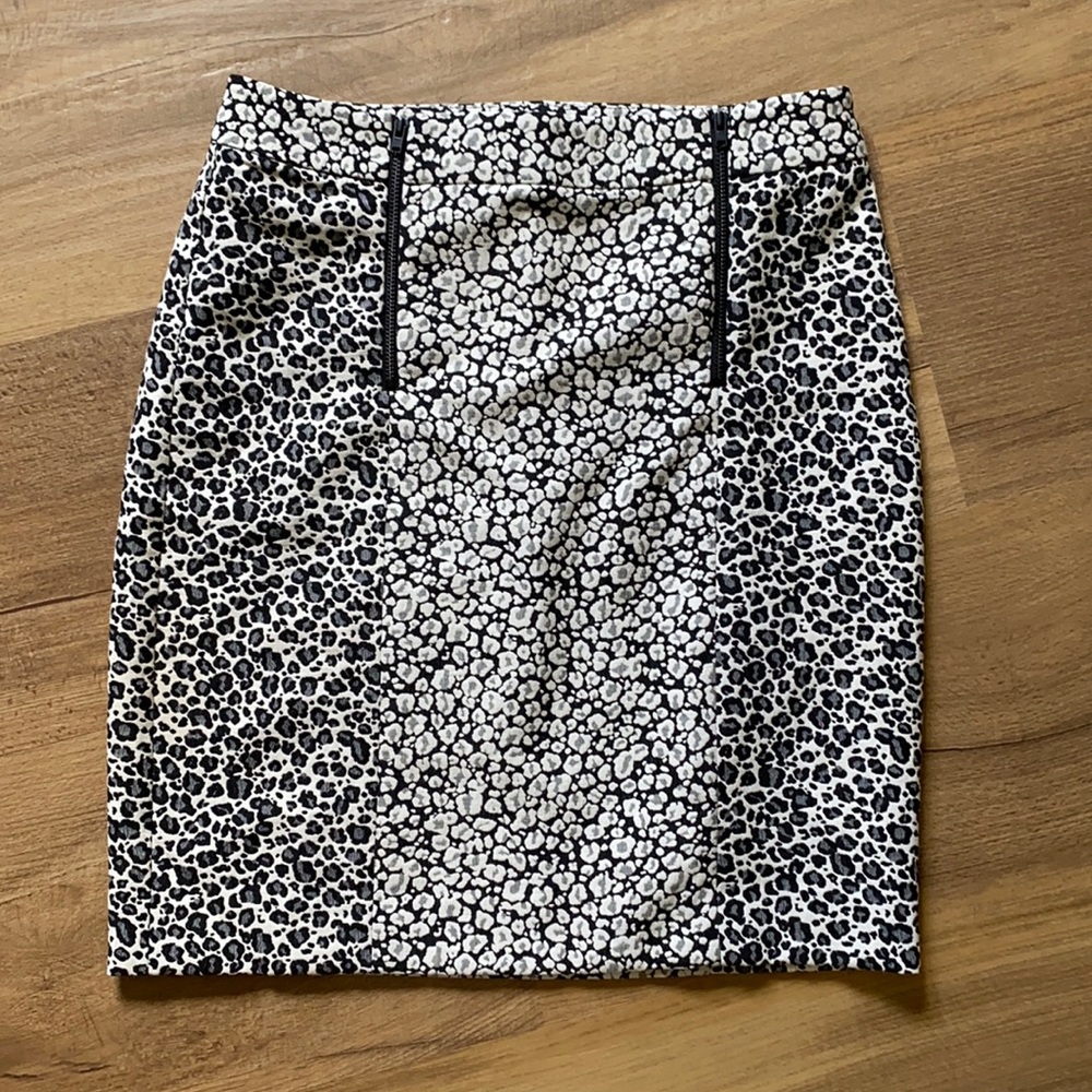 Ann Taylor gray leopard pencil skirt size 0